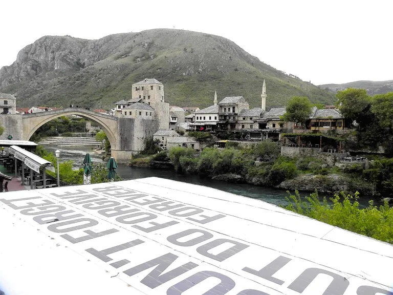 モスタールのカフェに書かれた「DON’T FORGET BUT DO FORGIVE FOREVER」の言葉