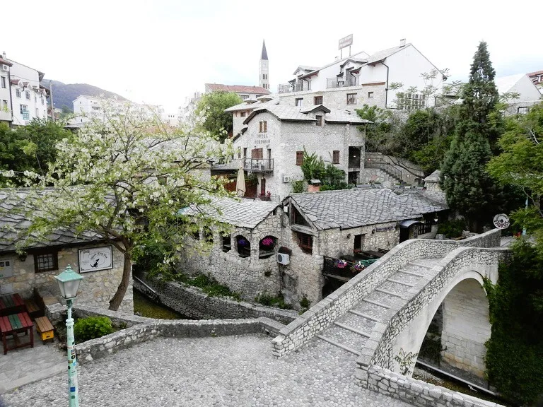 モスタール旧市街の石畳とクローケド・ブリッジ (Kriva ćuprija)
