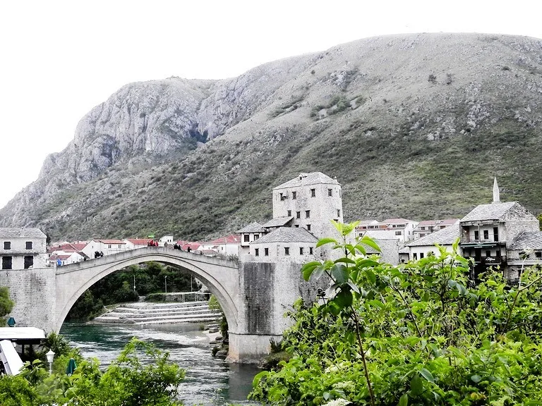 モスタール旧市街に架かるスタリ・モストとネレトヴァ川