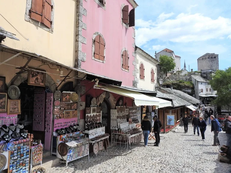 戦争の記憶を抱えながら日常が続くモスタール旧市街