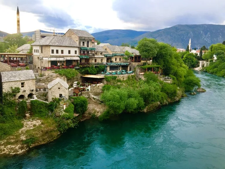 ネレトヴァ川沿いに広がるモスタールの街並み