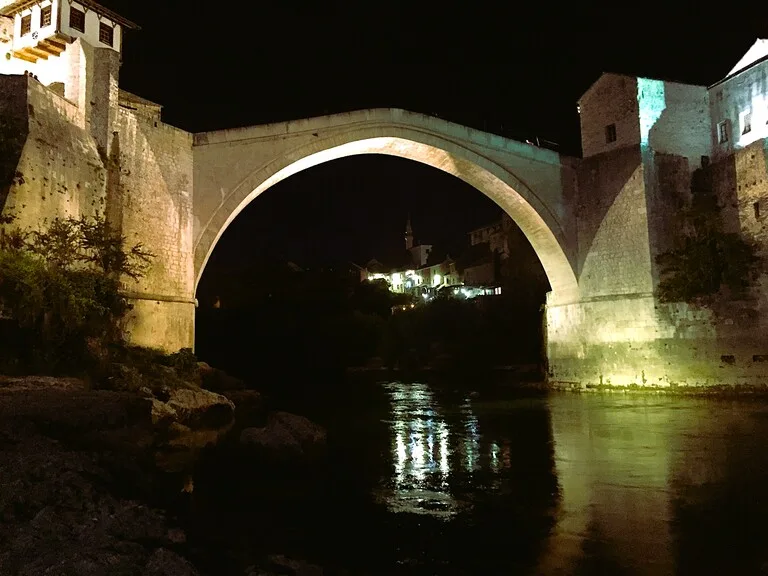 ライトアップされたスタリ・モストとネレトヴァ川