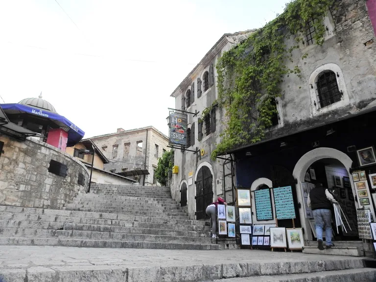 モスタール旧市街の石畳と歴史的建築
