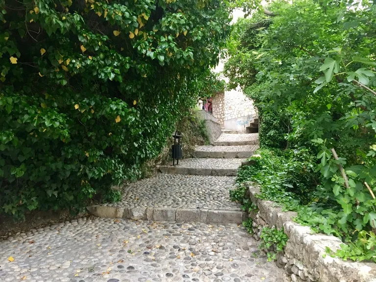 モスタルの石畳の路地