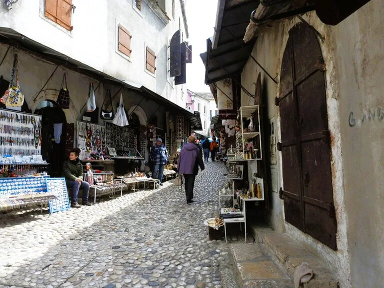 観光客と地元の人が行き交うモスタル旧市街