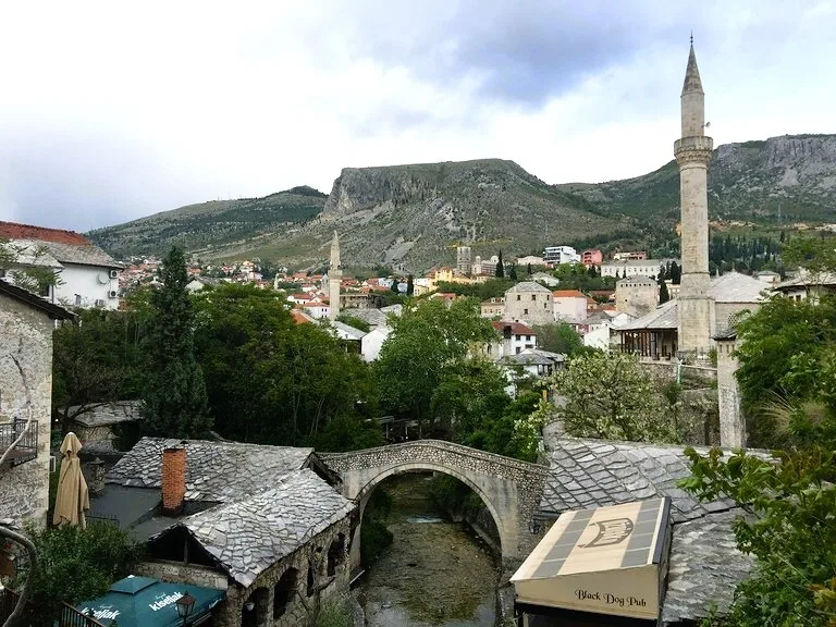 モスタール旧市街の街並みとクローケド・ブリッジ (Kriva ćuprija)