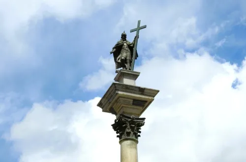 ポーランドのワルシャワ王宮広場にある銅像