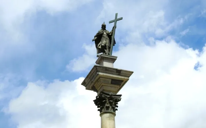 ポーランドのワルシャワ王宮広場にある銅像