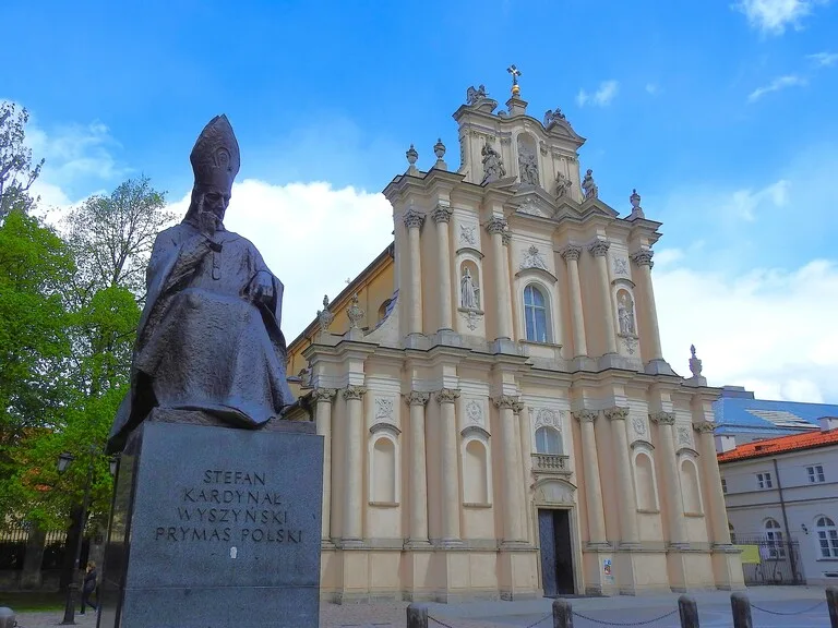 ワルシャワのヴィジトキ教会（Church of the Visitation）とステファン・ヴィジンスキ卿の銅像