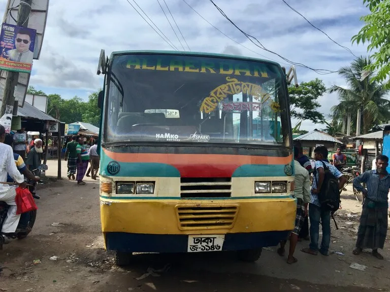 バングラデシュのクルナからモレルガンジまでのバス