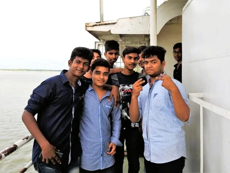 バングラデシュのロケットスチーマーの乗船客