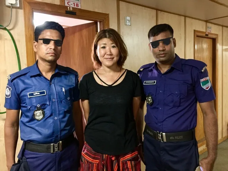 バングラデシュの警察官と保護された観光客