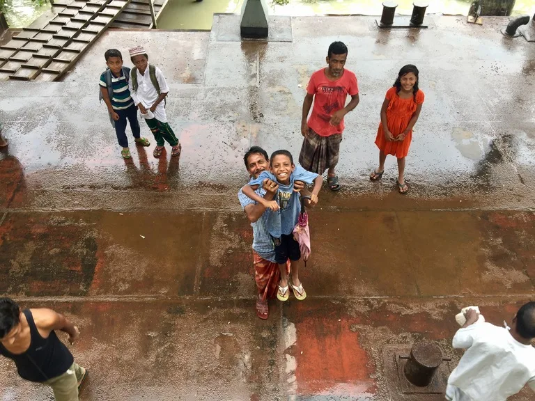 バングラデシュのロケットスチーマーを見送る人