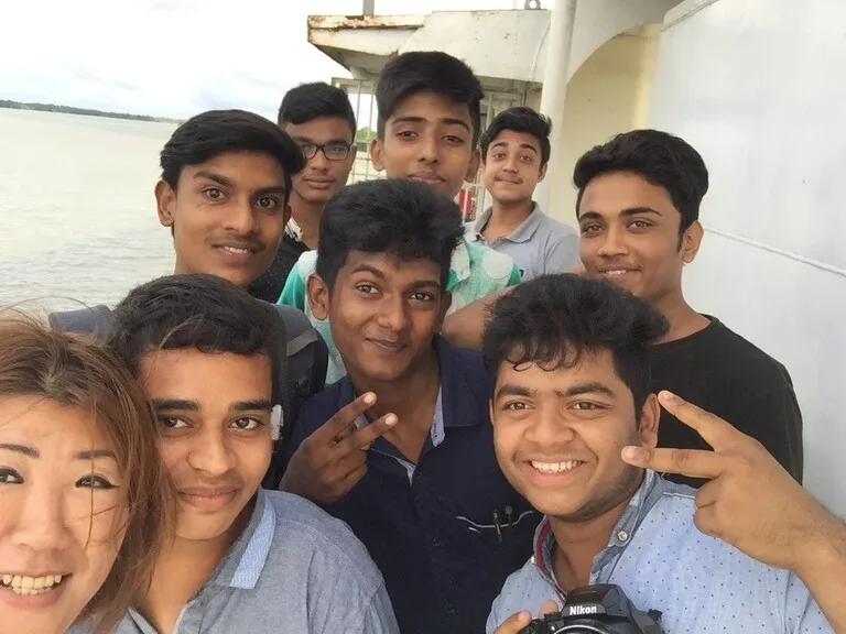 バングラデシュのロケットスチーマーの乗船客