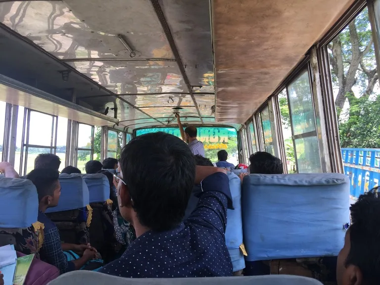 インドの国境からクルナ向かうローカルバスの車内