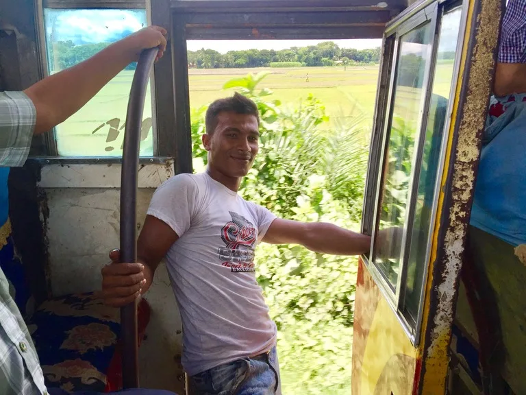 インド国境からクルナへ行くのバスの料金徴収係