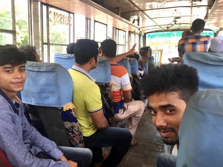 インド国境からクルナへ行くのバスの乗客たち