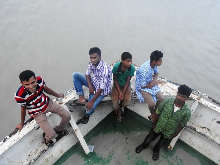 バングラデシュのロケットスチーマーの乗船客