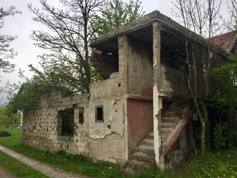 サラエボ・トンネル博物館周辺の戦跡が残る建物