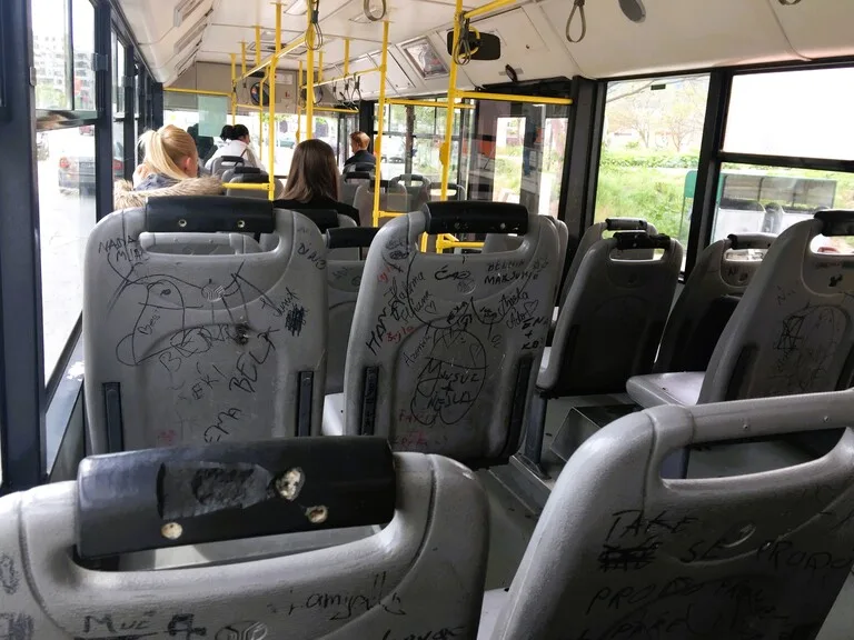 サラエボを走るバスの車内