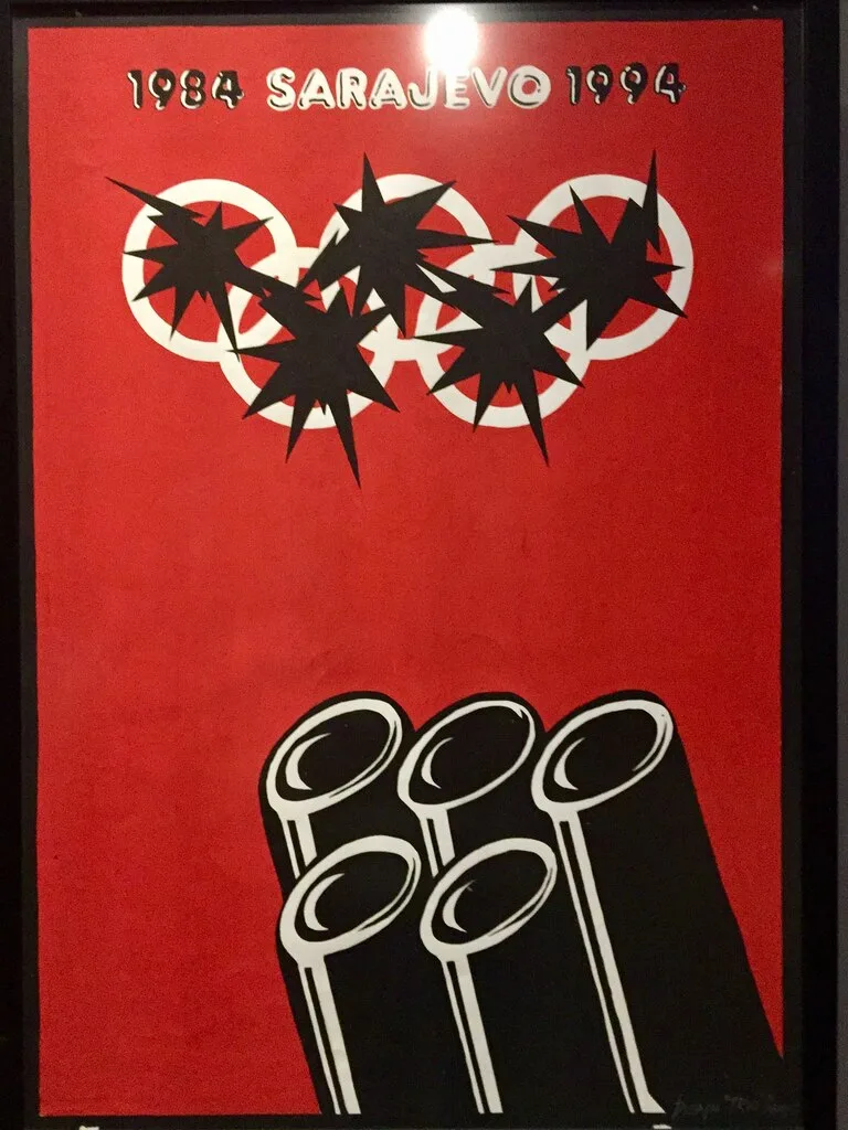 サラエボのGallery 11/07/95の展示物、オリンピック5輪を銃で撃つ絵