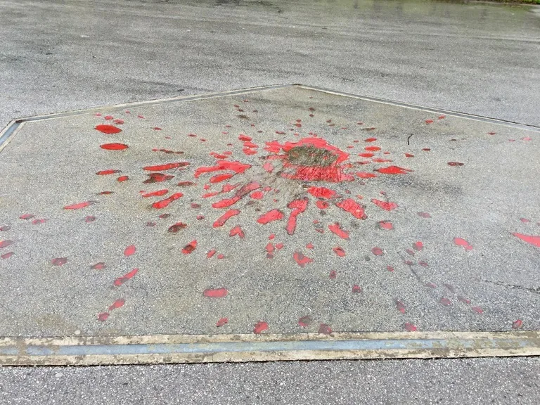 サラエボの道に残る爆弾跡「サラエボのバラ」