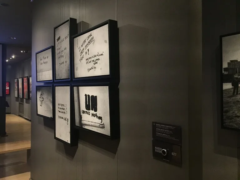 サラエボのGallery 11/07/95におかれた展示物