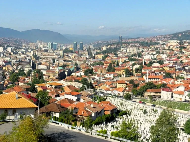 サラエボ旧市街を見下ろすイエロー・フォートレス（Yellow Fortress）からの眺め