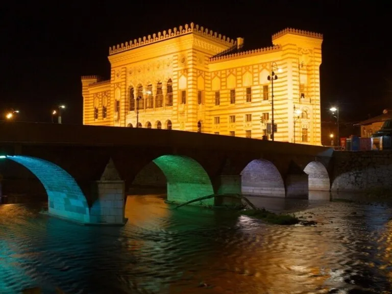 ライトアップされたサラエボ市庁舎（Vijećnica）の風景
