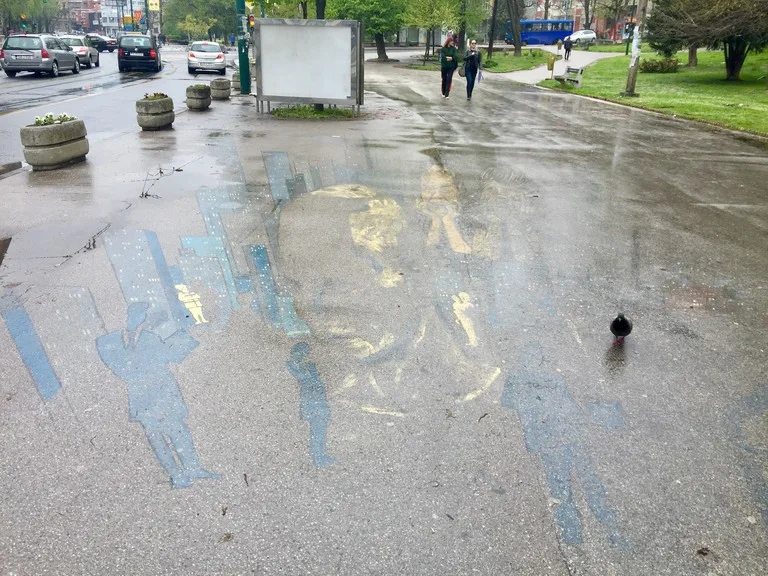 サラエボの道に残る戦争の爪痕