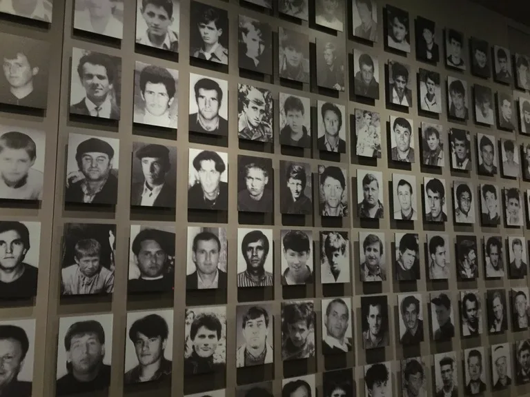サラエボのGallery 11/07/95に飾られたボスニア紛争の犠牲者たちの写真