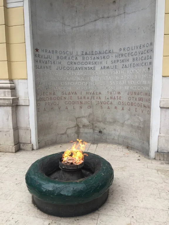 サラエボにある慰霊碑、永遠の炎(ヴィエチュナ・ヴァトラ）