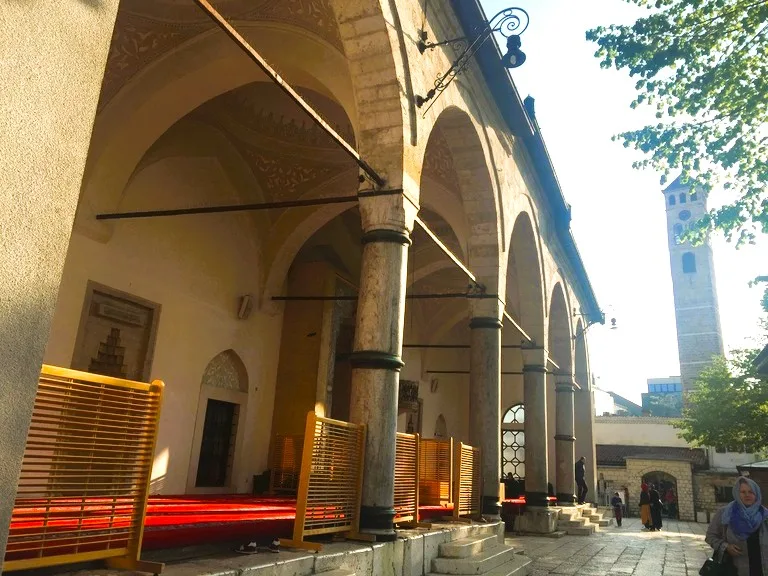 サラエボにあるガジ・フスレヴ＝ベグ・モスク（Gazi Husrev-beg Mosque）