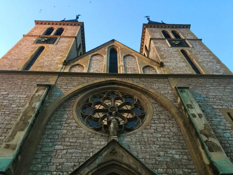 ボスニア・ヘルツェゴヴィナのサラエボにあるイエスの聖心大聖堂の外観 （Katedrala Srca Isusova）