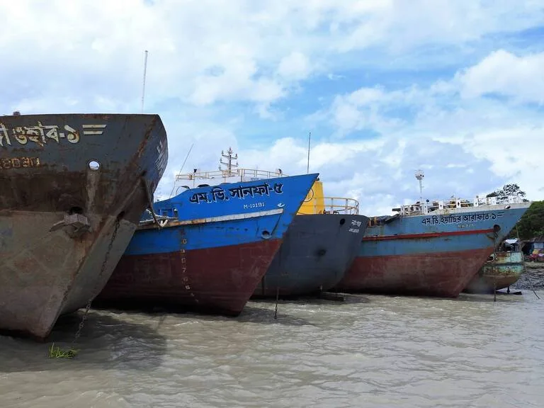 バングラデシュのデルタ地帯に停泊中の船