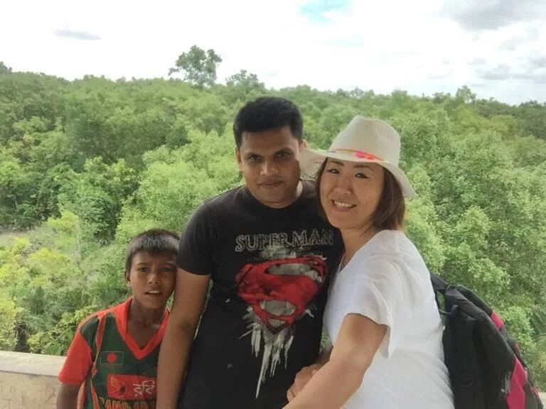 バングラデシュのシュンドルボン国立公園で観光客とガイドの記念写真