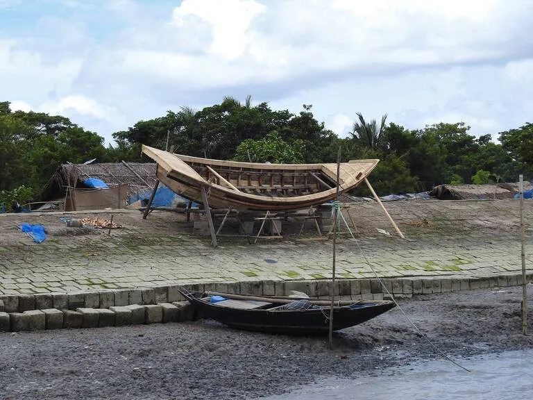 バングラデシュのデルタ地帯で作成中のボート