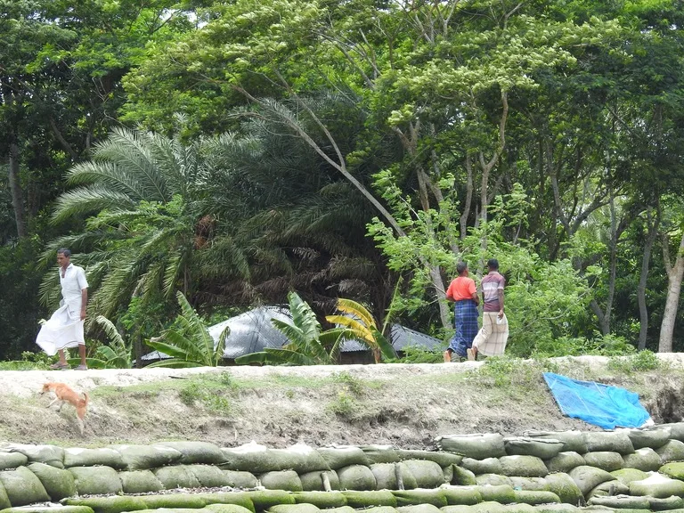 バングラデシュのデルタ地帯で暮らす人