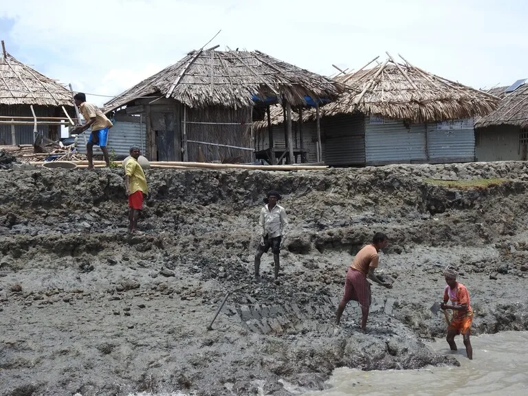 バングラデシュのデルタ地帯で暮らす人たちがハシゴリレーをする風景