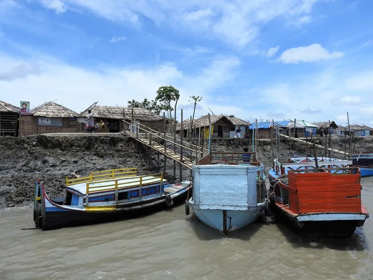 デルタ地帯に浮かぶ船