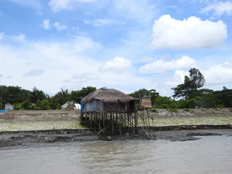 バングラデシュのデルタ地帯にある高床式の家