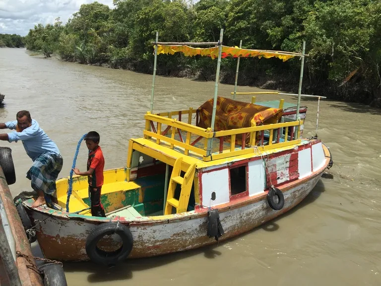 バングラデシュのシュンドルボン国立公園へ向かう観光ボート