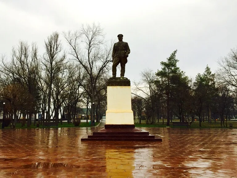 沿ドニエストル共和国の公園に建てられた銅像