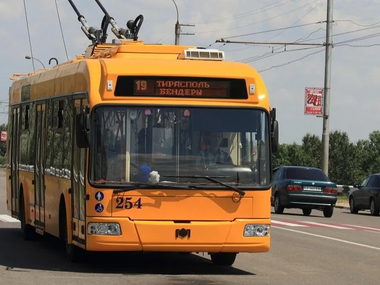 沿ドニエストル共和国を走るバス