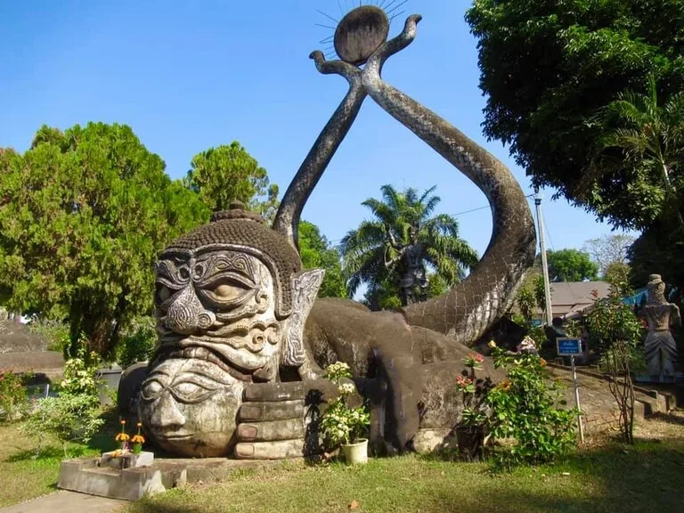 ビエンチャン郊外にあるブッダ・パークの不気味な石像