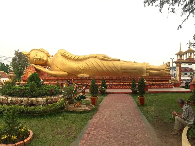 ラオスの首都ビエンチャンにある南寺院の境内に横たわる黄金の涅槃仏