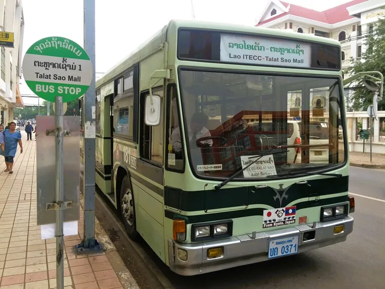 ラオスのビエンチャンを走るバスとバス停