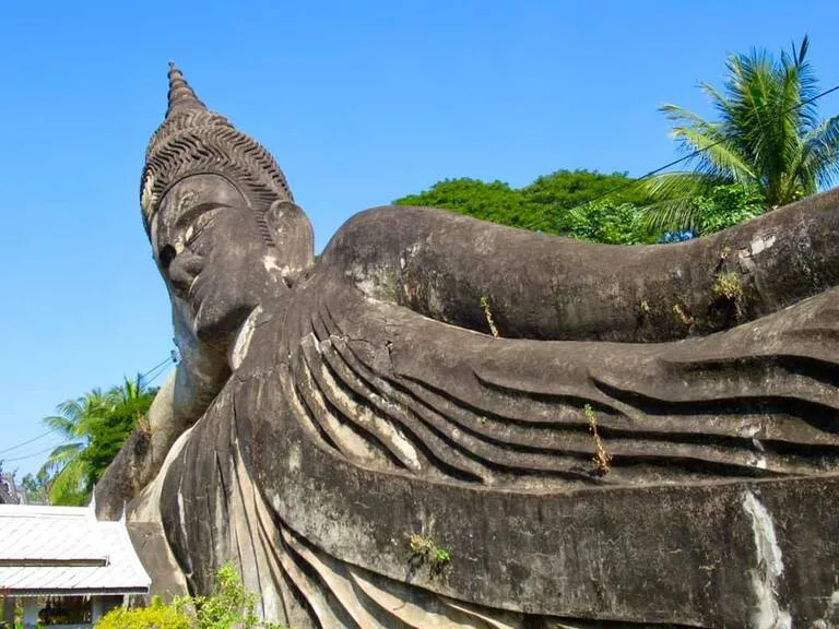 ラオスのビエンチャン郊外にあるブッダ・パークの涅槃像