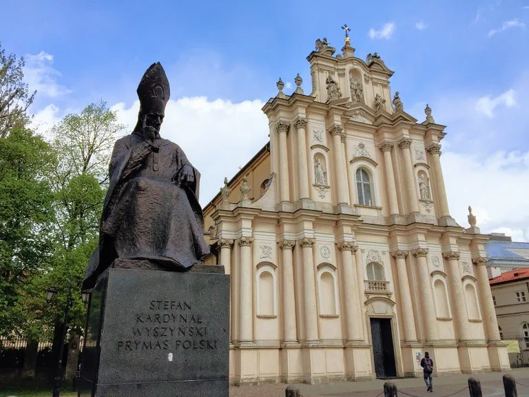 ワルシャワのヴィジトキ教会（Church of the Visitation）とステファン・ヴィジンスキ卿の銅像