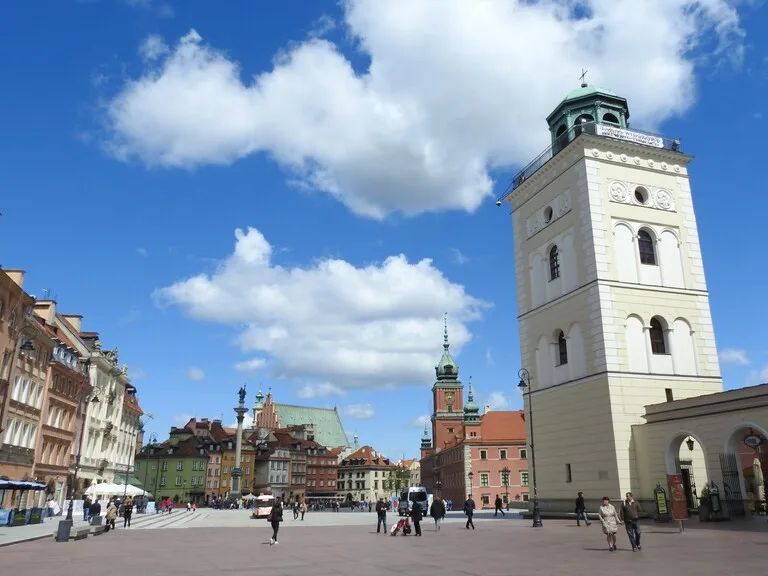 ワルシャワ・聖アンナ教会の展望塔と王宮広場